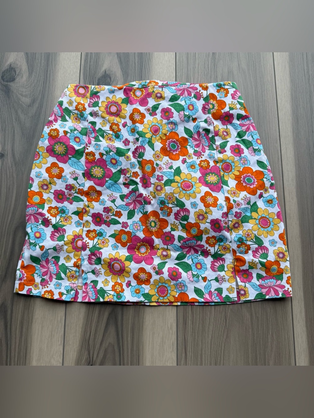 Love on a Hanger Retro 70s Style Floral Mini Skirt size 7 White Yellow Pink Blue